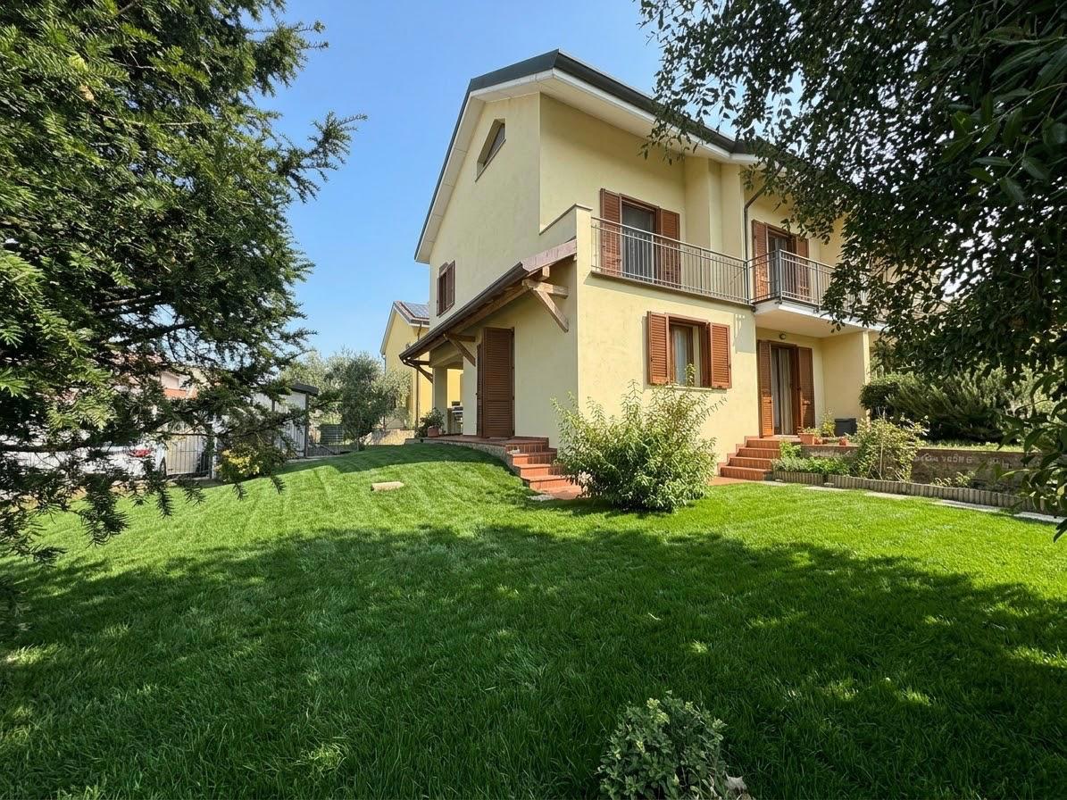 Villa con giardino a Robecco sul Naviglio