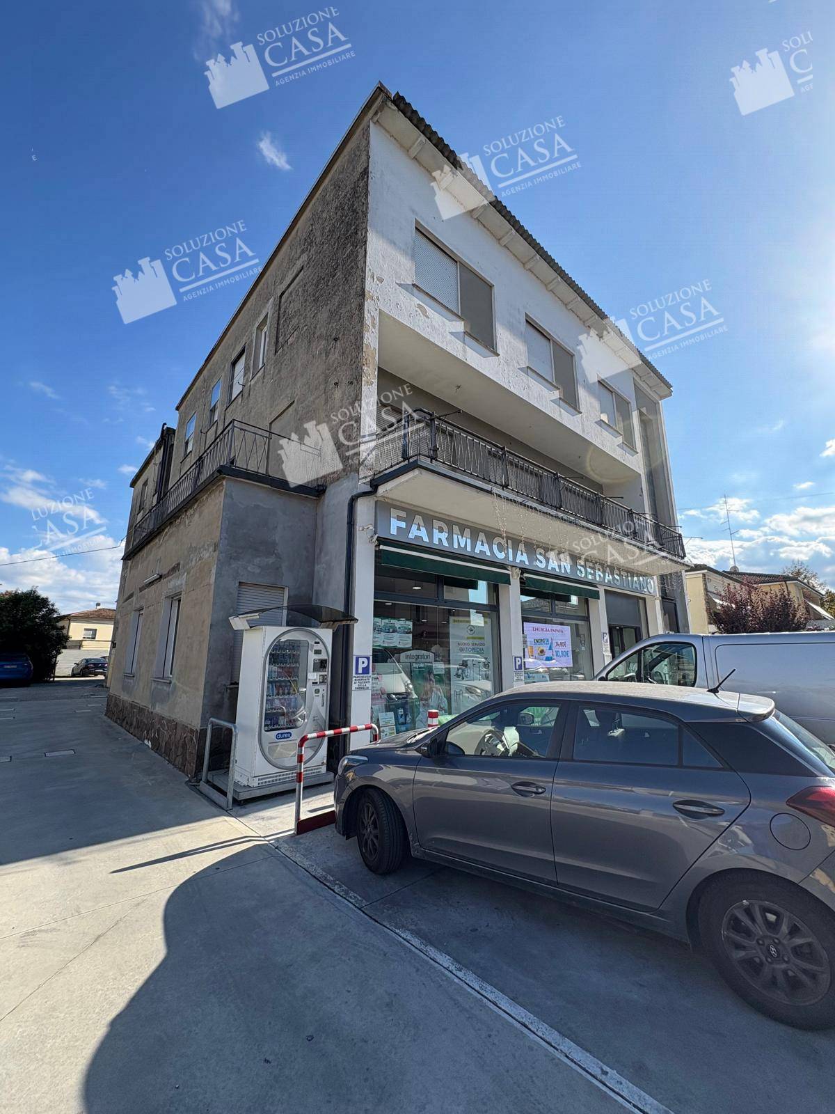 Locale commerciale in vendita a Cento, RENAZZO