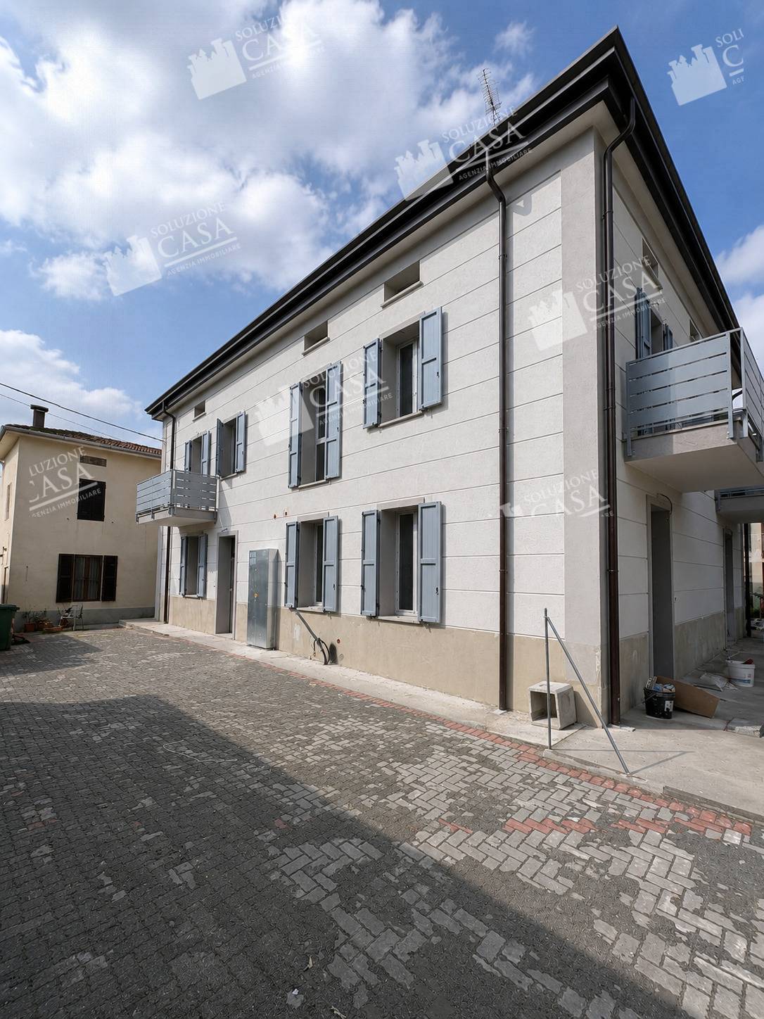 TRIFAMILIARE in vendita a Cento