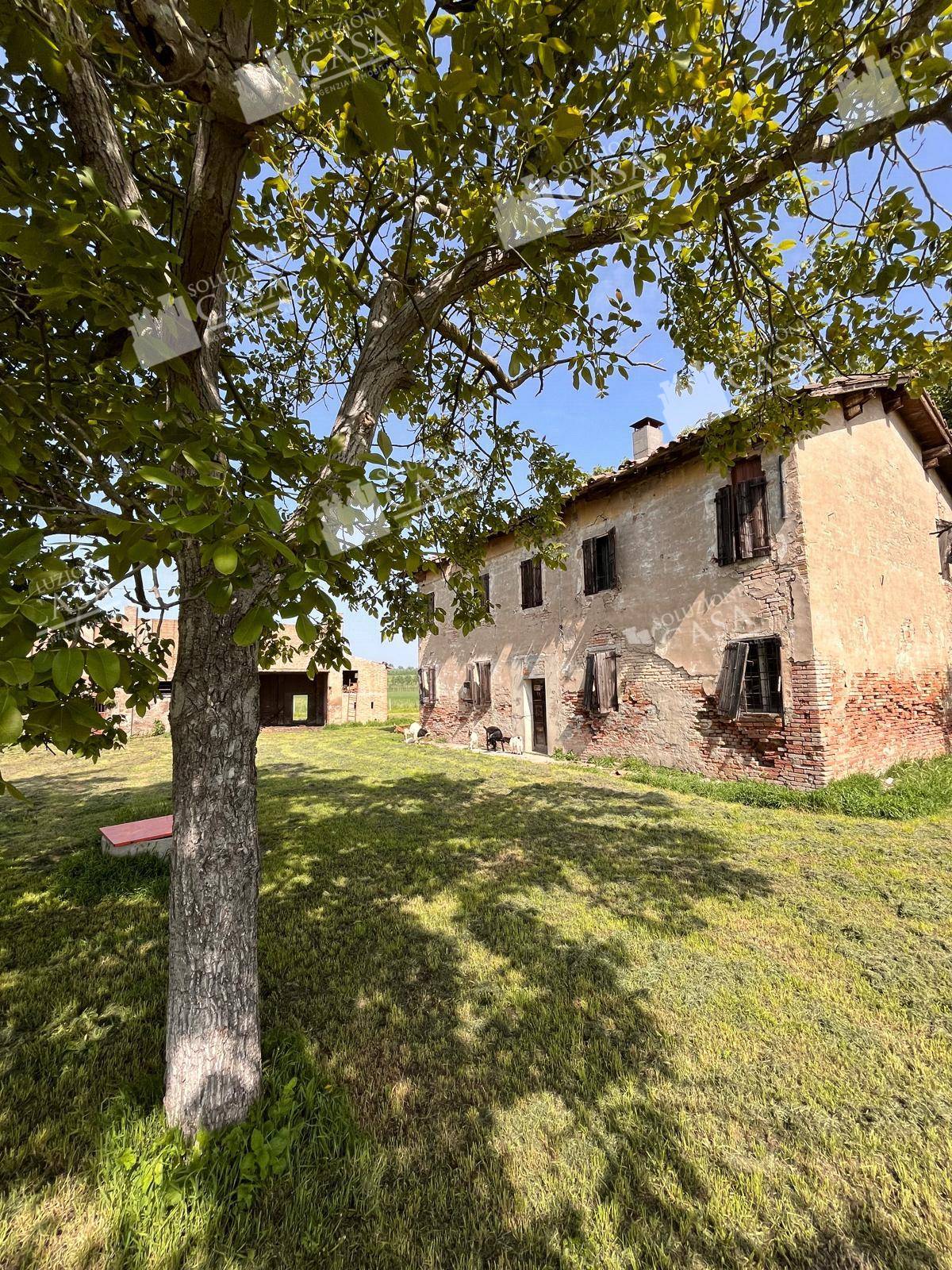 RUSTICO/CASALE in vendita a Pieve di Cento