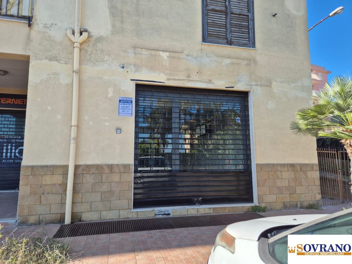 Locale commerciale in affitto a Carini
