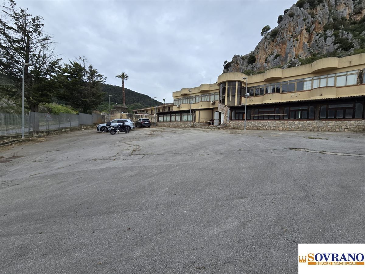 Locale commerciale in vendita a Monreale