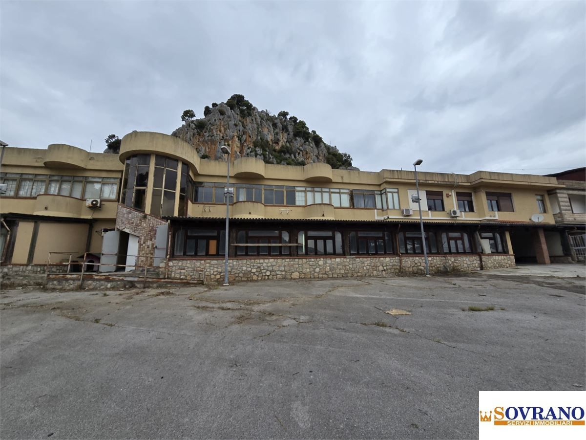 Locale commerciale in vendita a Monreale