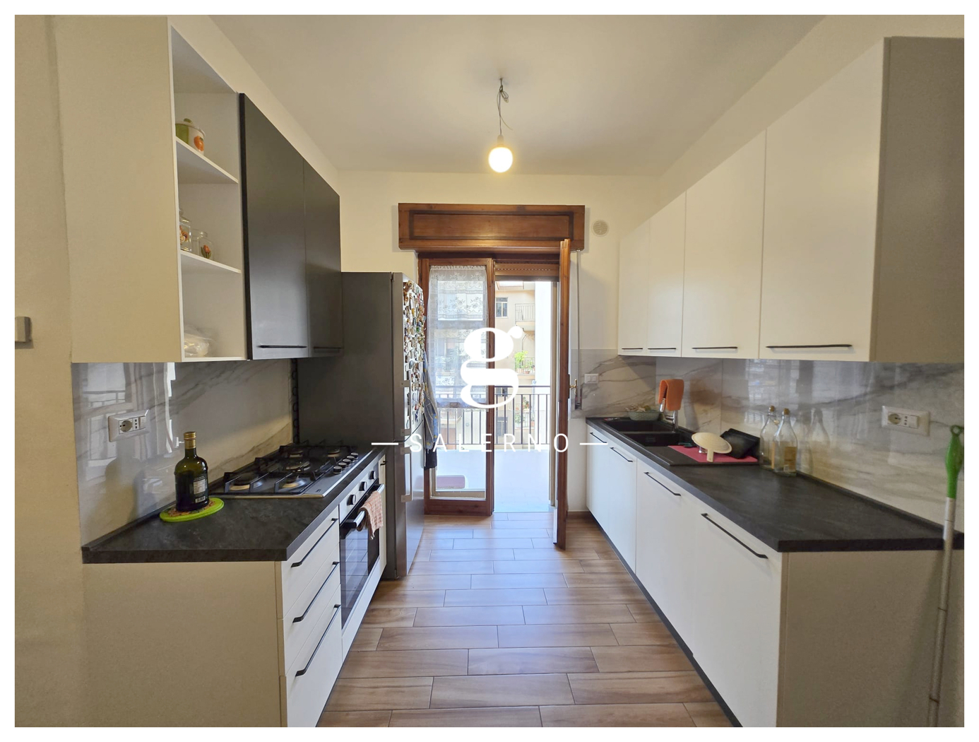 Quadrilocale con box a Salerno