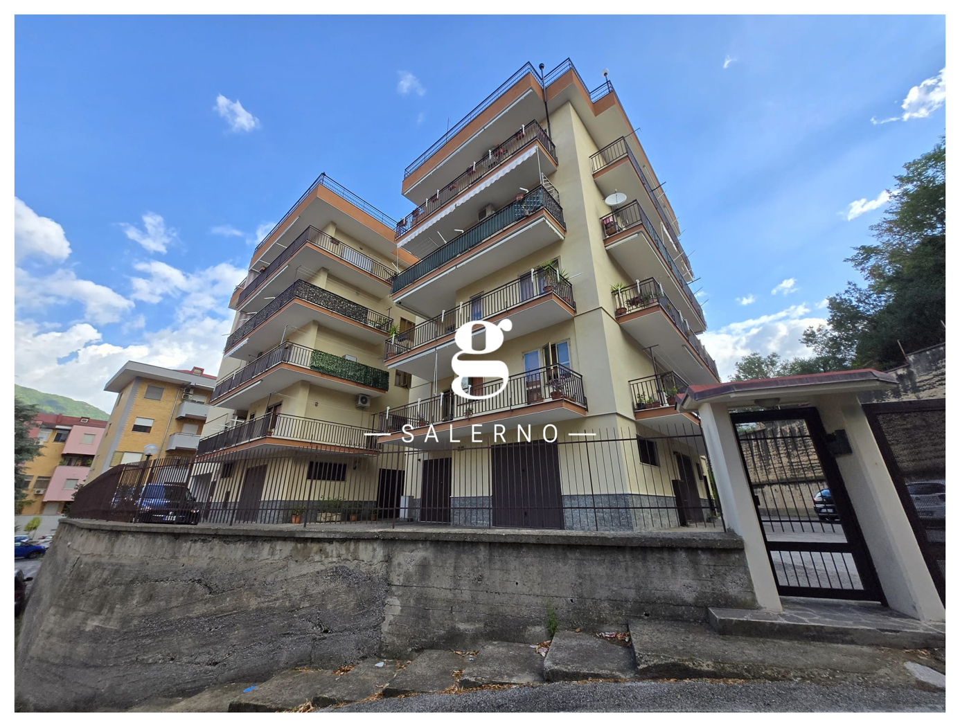 Quadrilocale con box a Salerno