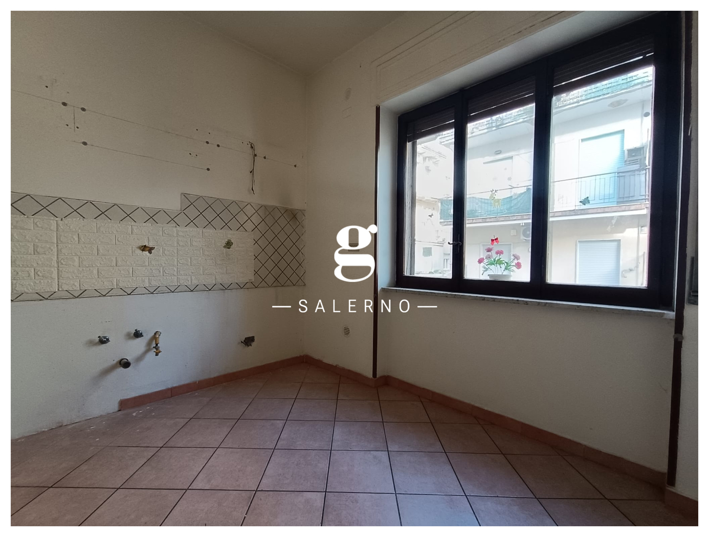 Trilocale con box a Salerno