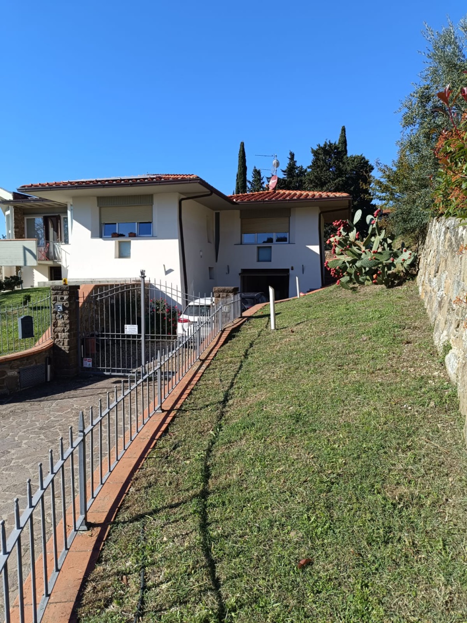 Villa con giardino in via achille grandi, Reggello