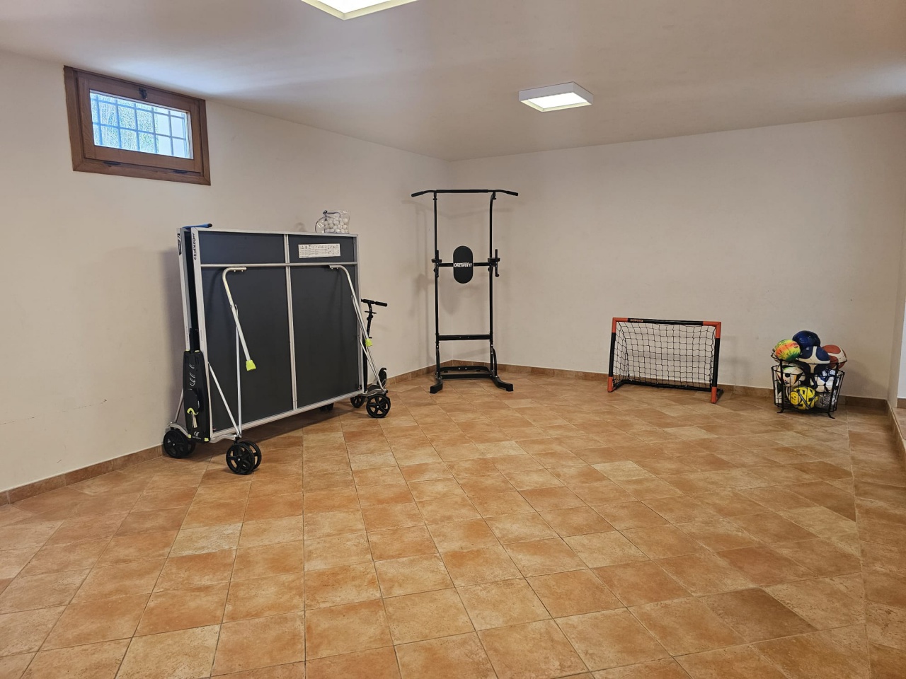 Villa con giardino in via achille grandi, Reggello