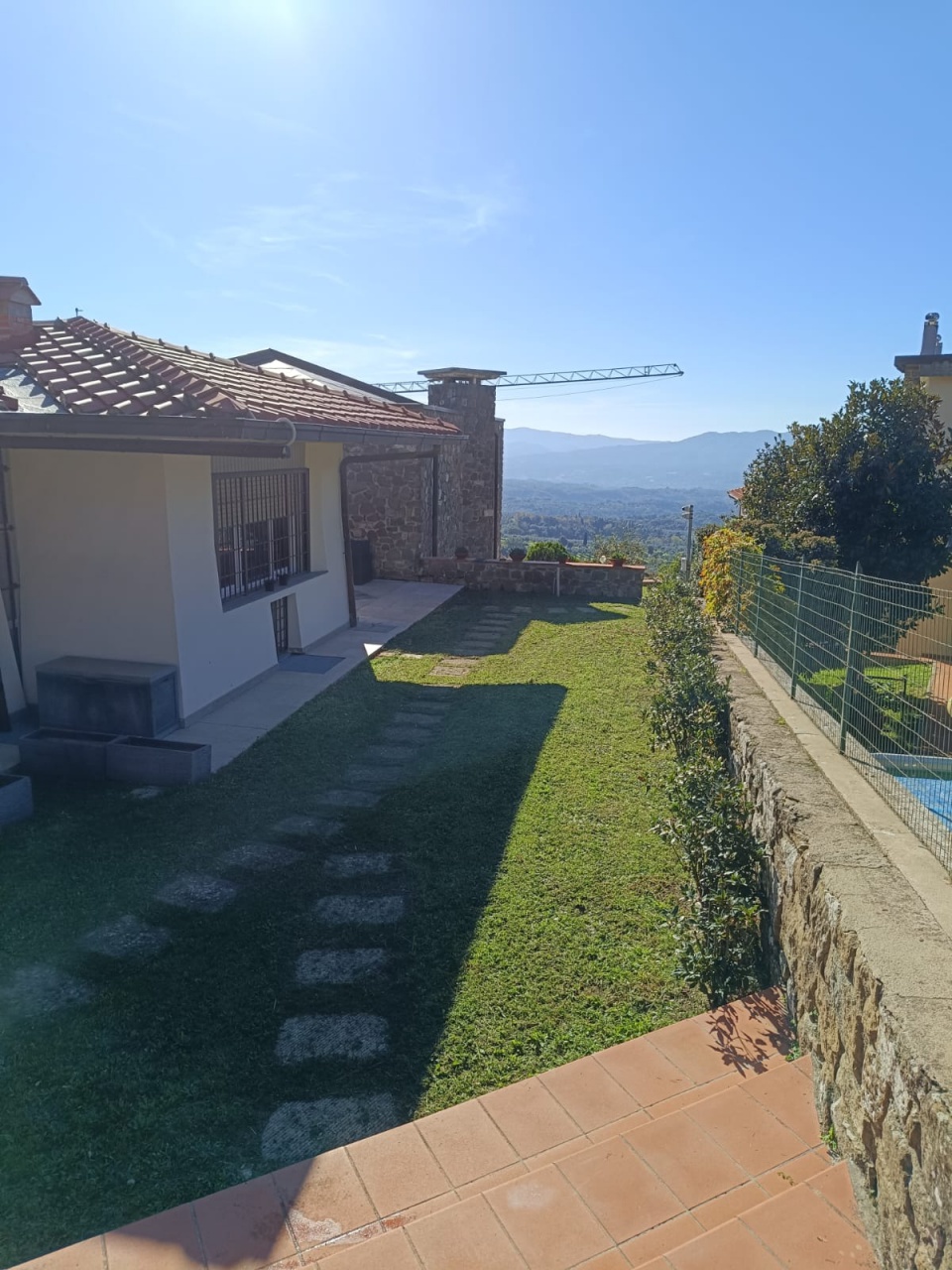 Villa con giardino in via achille grandi, Reggello