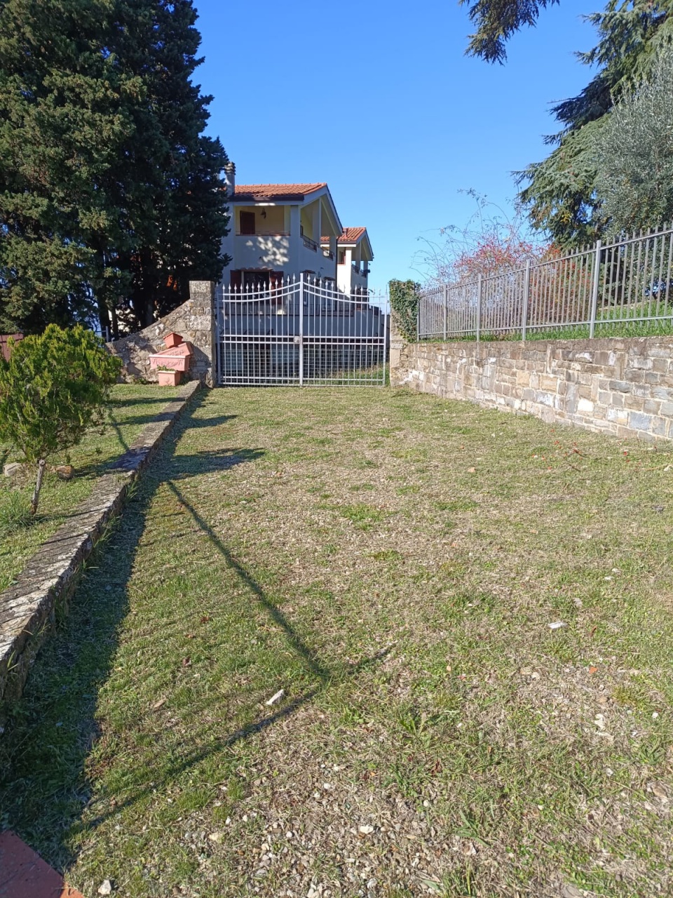 Villa con giardino in via achille grandi, Reggello