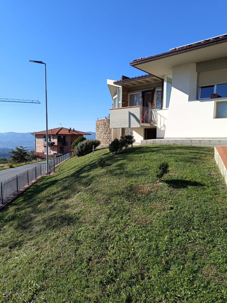 Villa con giardino in via achille grandi, Reggello