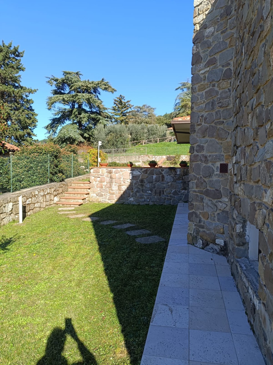 Villa con giardino in via achille grandi, Reggello