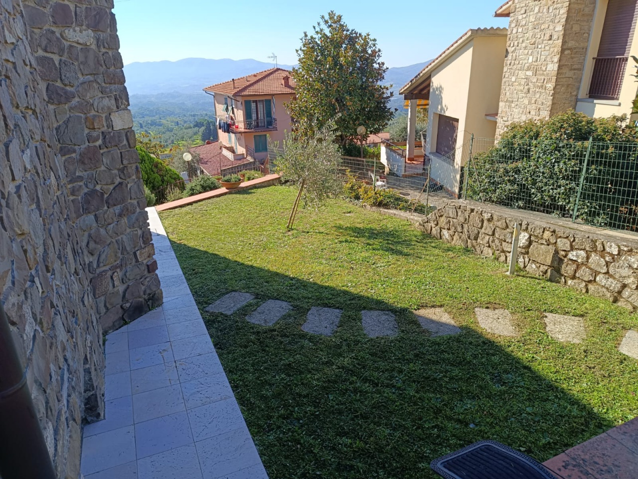 Villa con giardino in via achille grandi, Reggello
