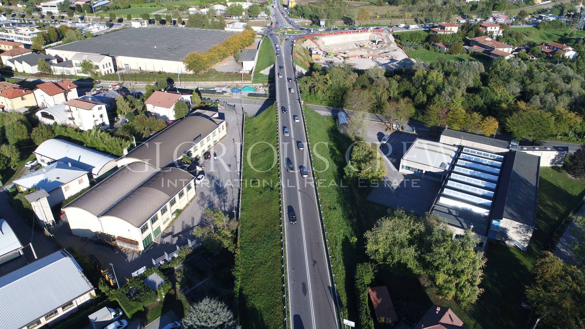 Locale commerciale in affitto a Erba