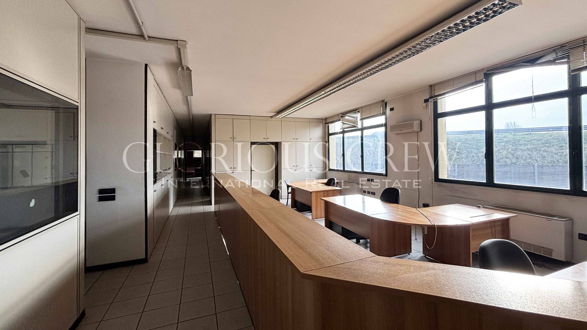 Locale commerciale in affitto a Erba