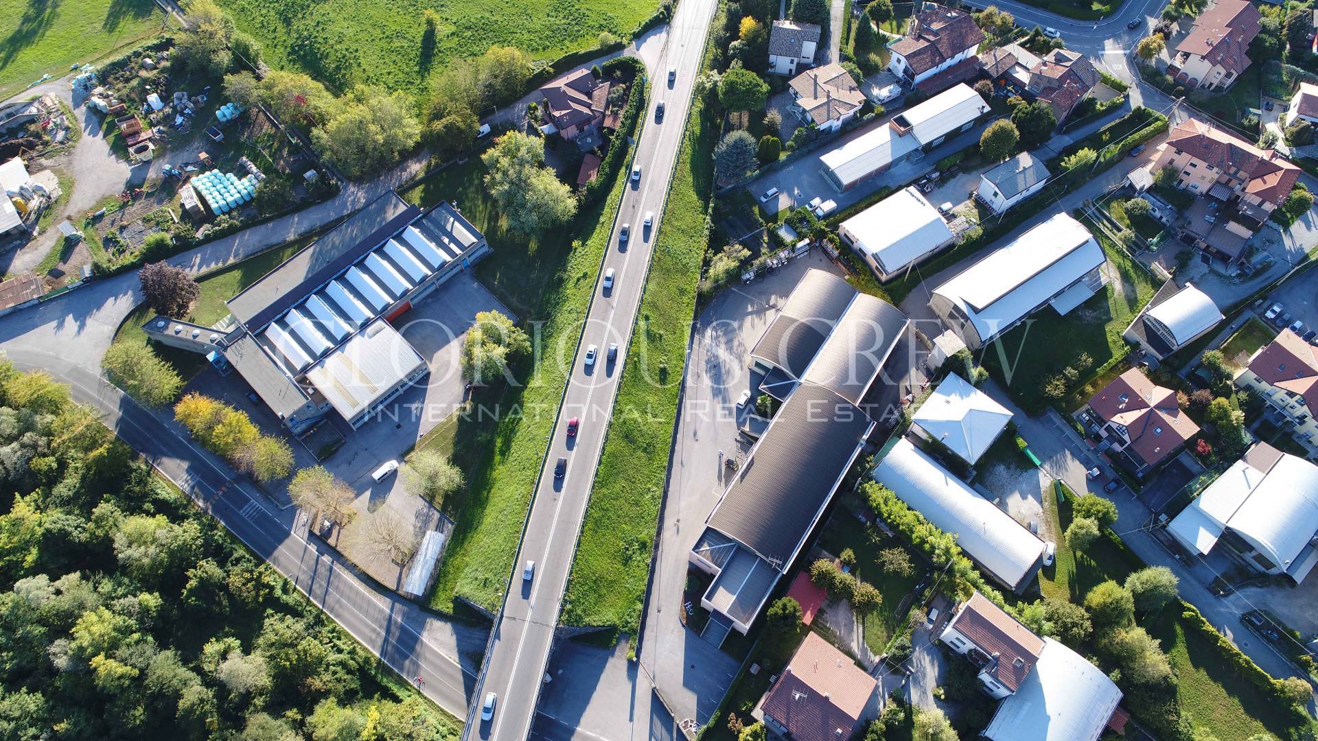 Locale commerciale in affitto a Erba