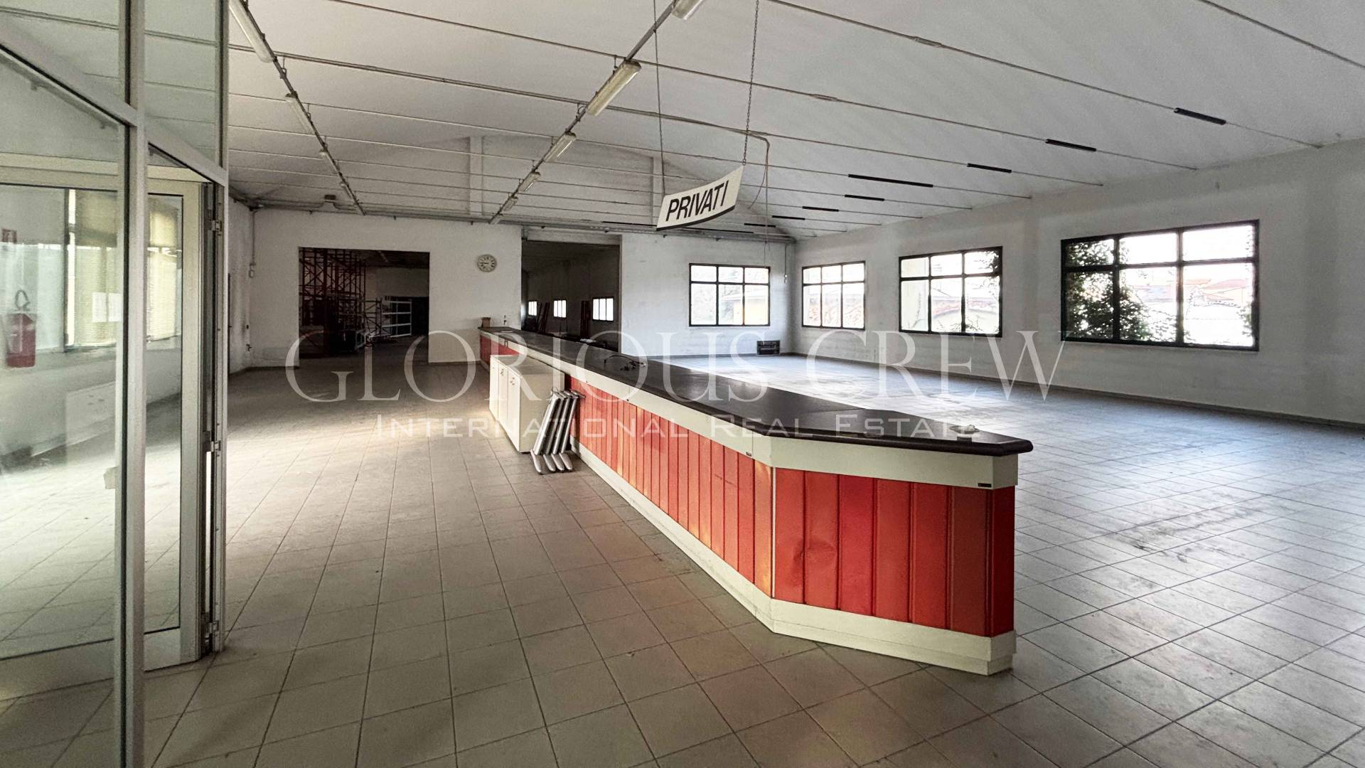 Locale commerciale in affitto a Erba