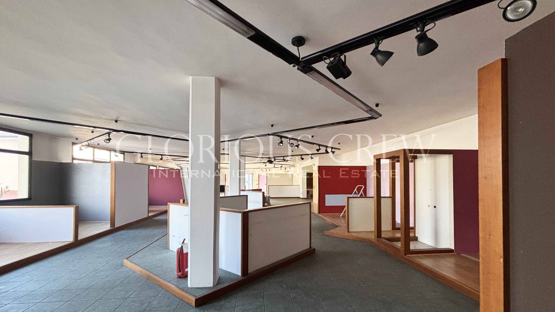 Locale commerciale in affitto a Erba