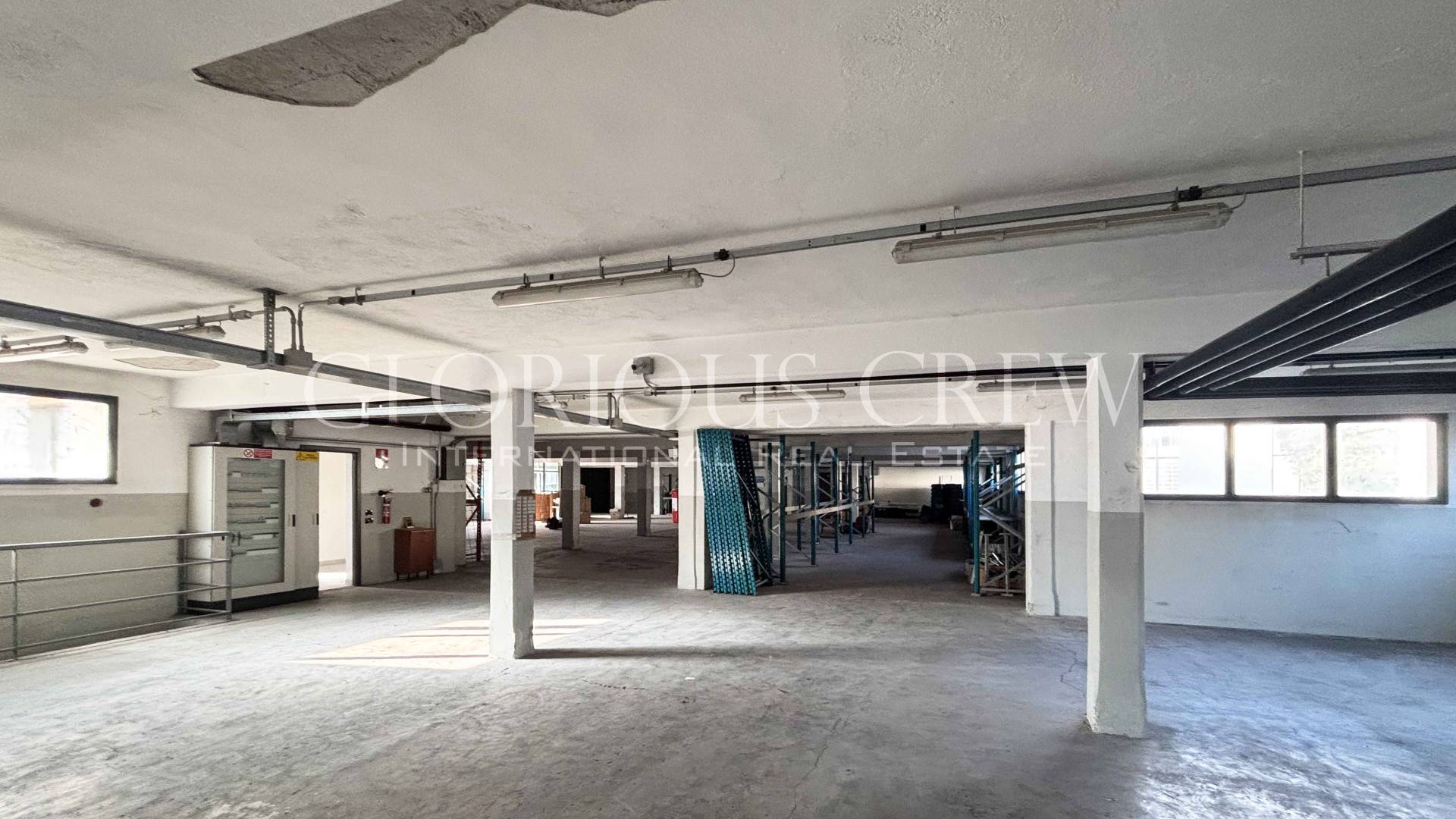 Locale commerciale in affitto a Erba