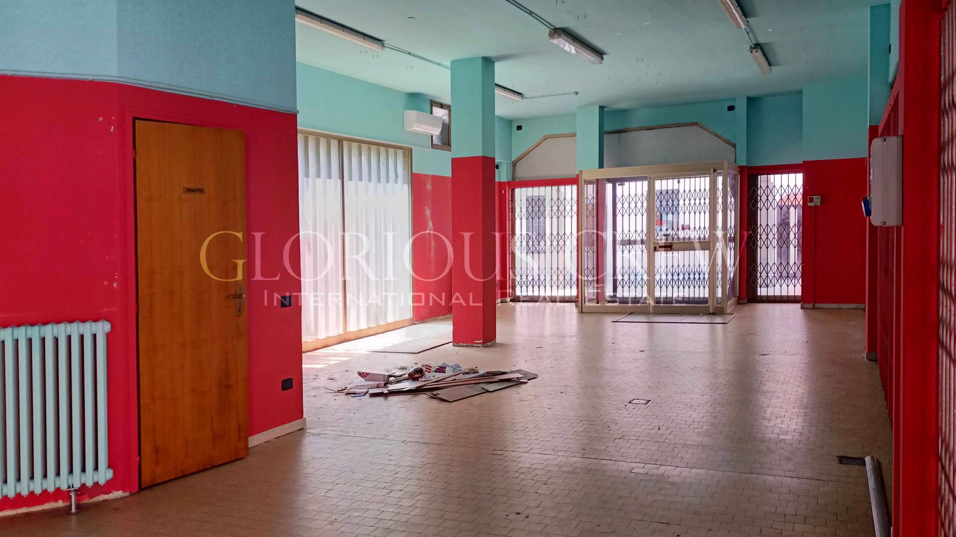 Locale commerciale in affitto a Muggi