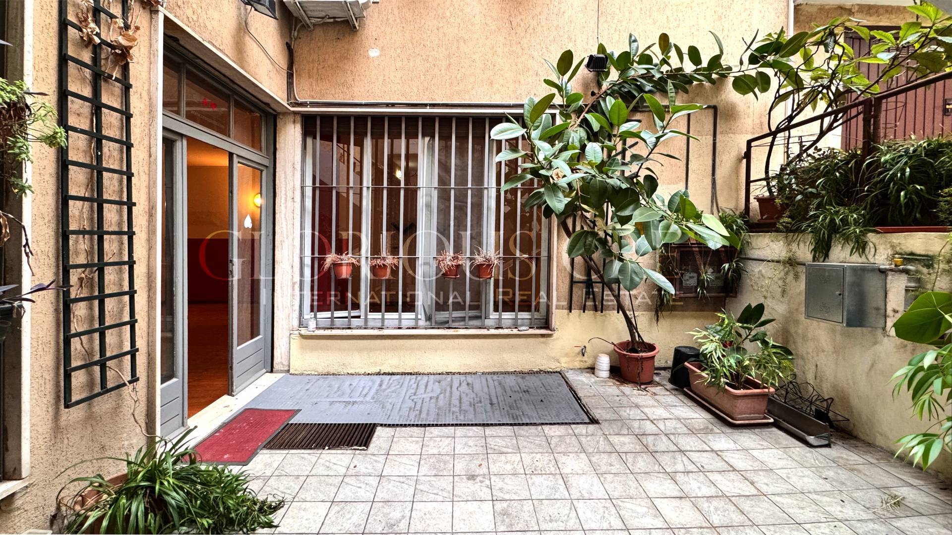 Locale commerciale in vendita a Milano, P.ta Genova