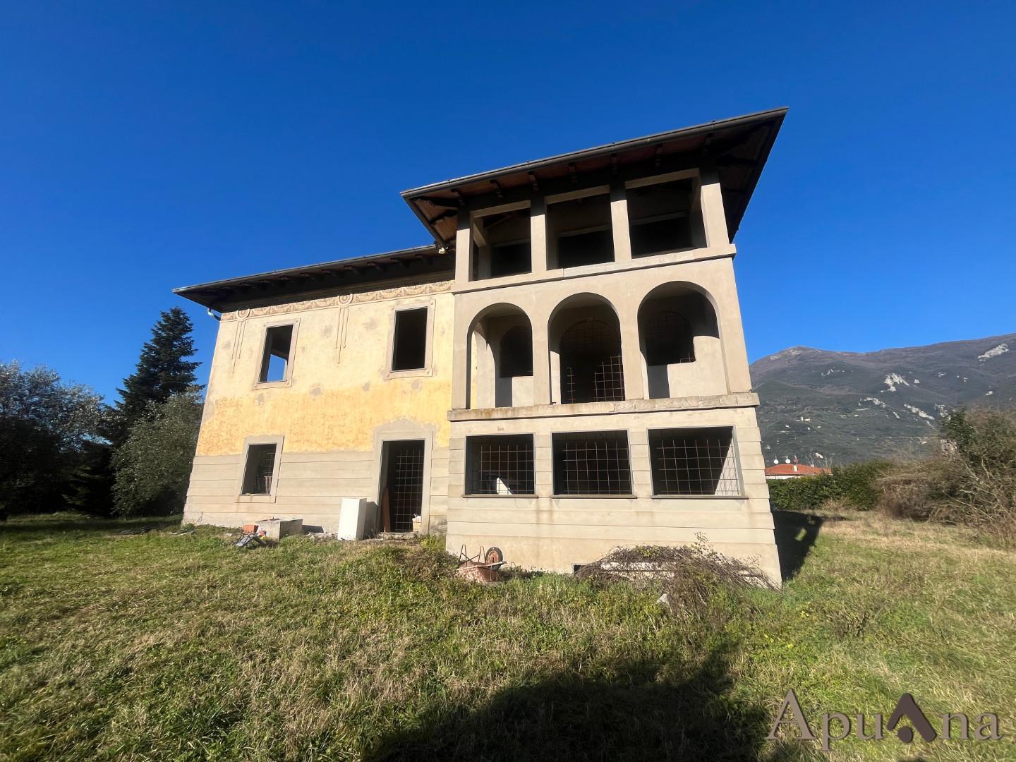 Villa con giardino a Camaiore