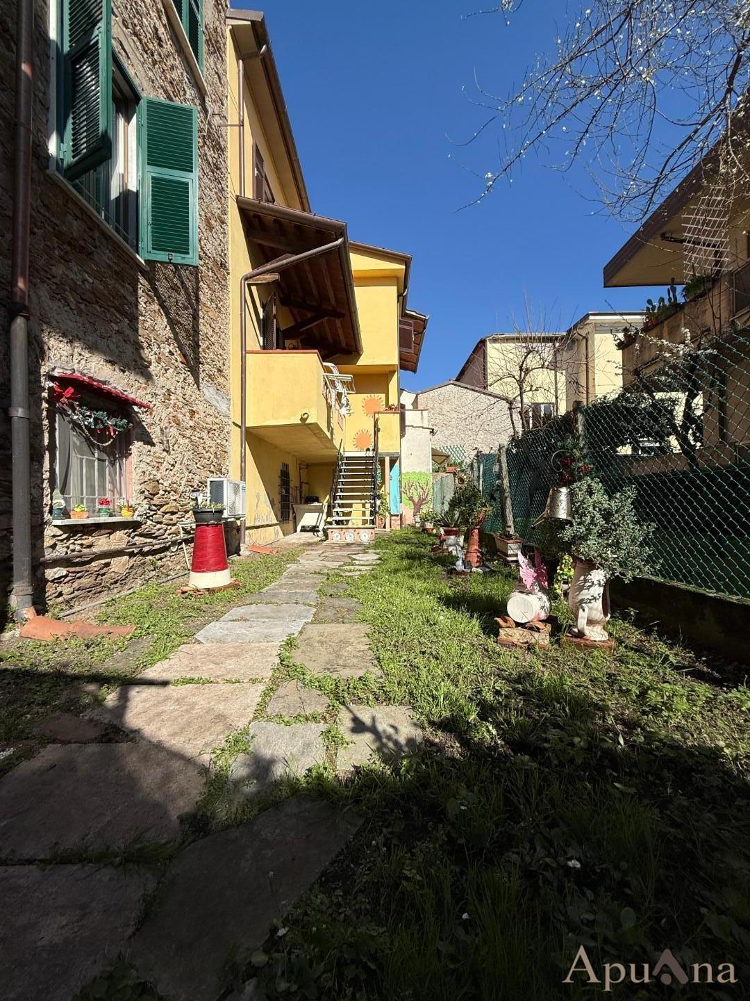 Quadrilocale con giardino, Massa centro