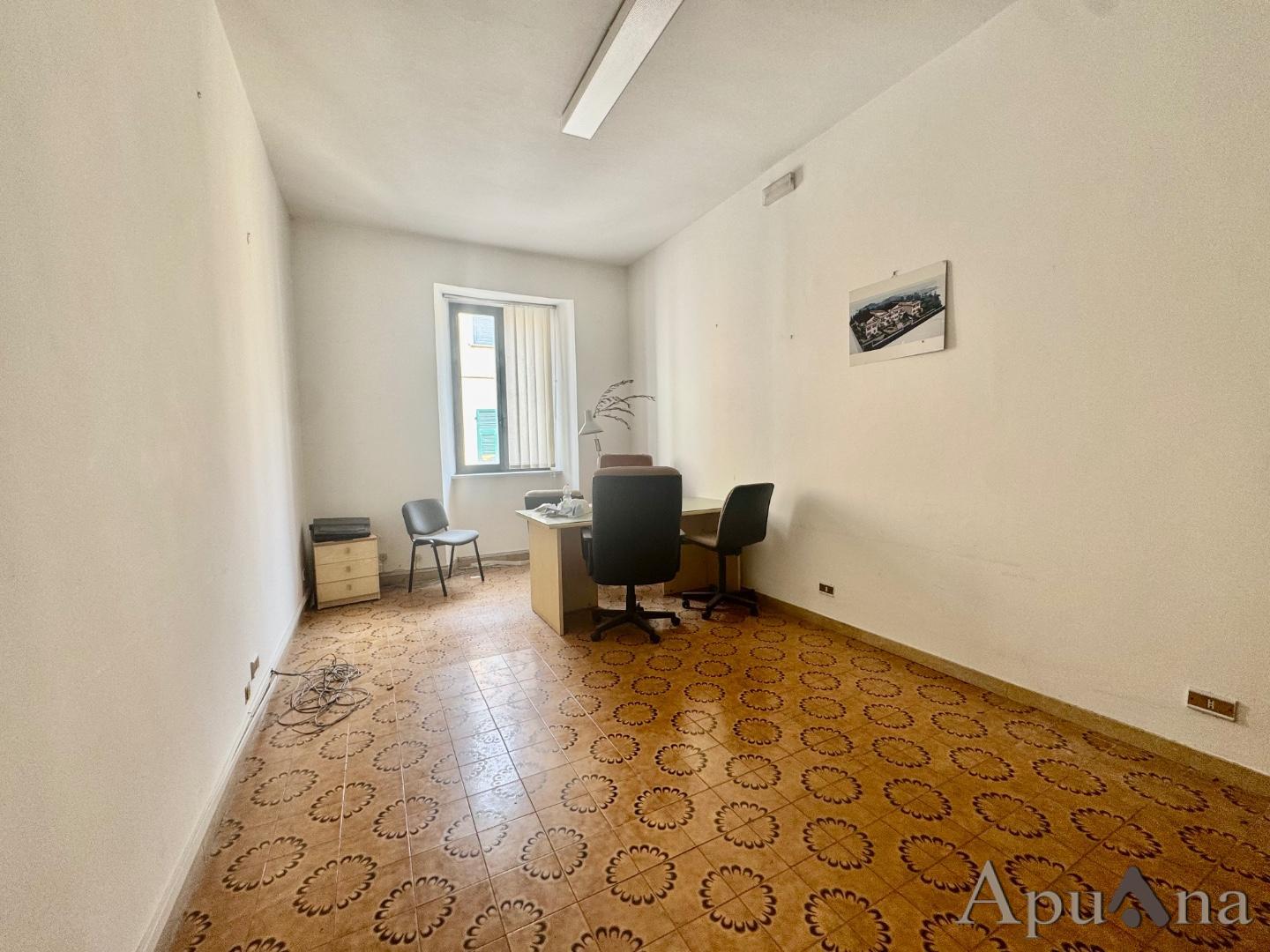 Quadrilocale da ristrutturare, Massa centro storico