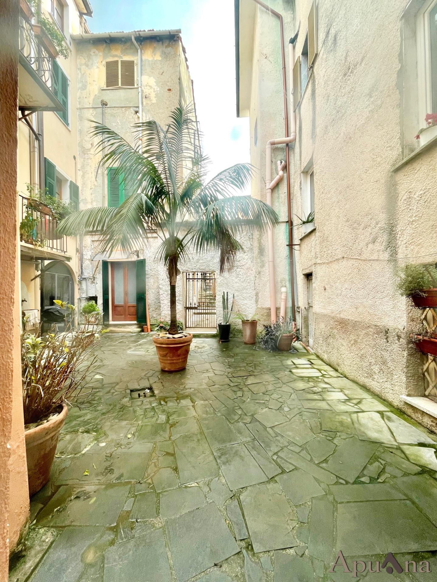 Locale commerciale in affitto, Massa centro