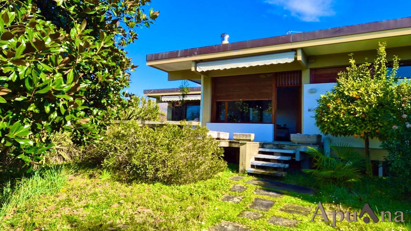 Villa con giardino a Pietrasanta