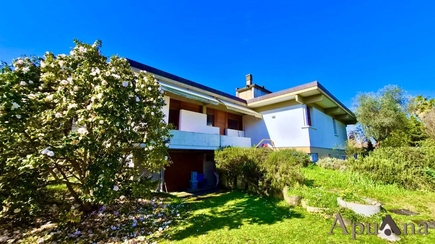 Villa con giardino a Pietrasanta