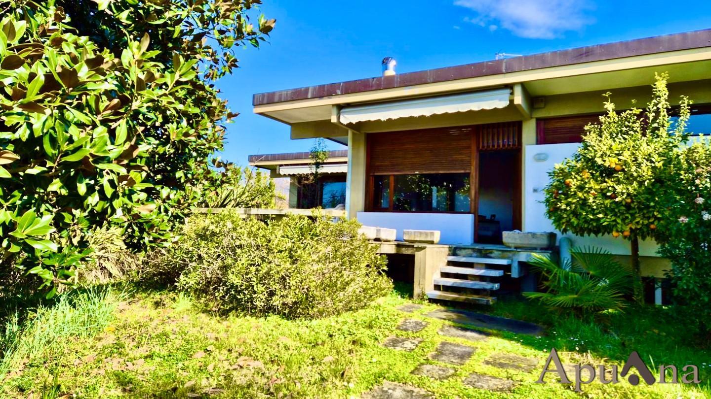 Villa con giardino a Pietrasanta