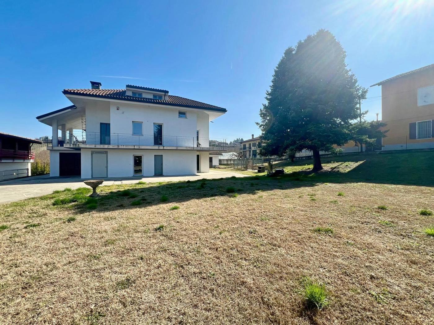 Casa indipendente con giardino a La Morra