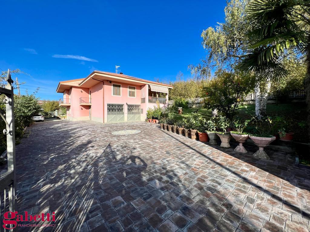 Casa indipendente con giardino a La Morra