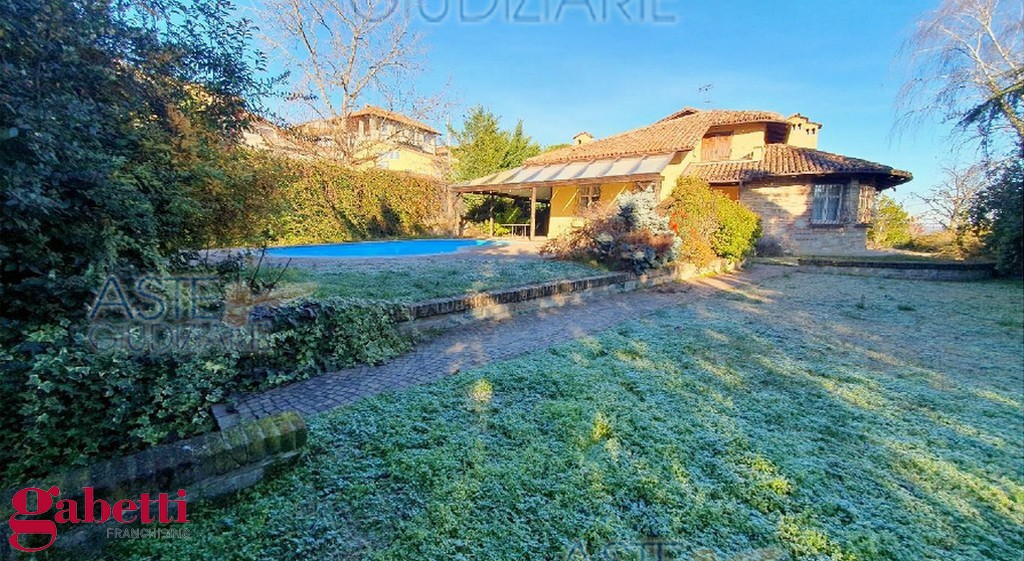 Villa con giardino a Roddi