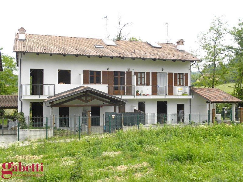 Villa con giardino a Pocapaglia