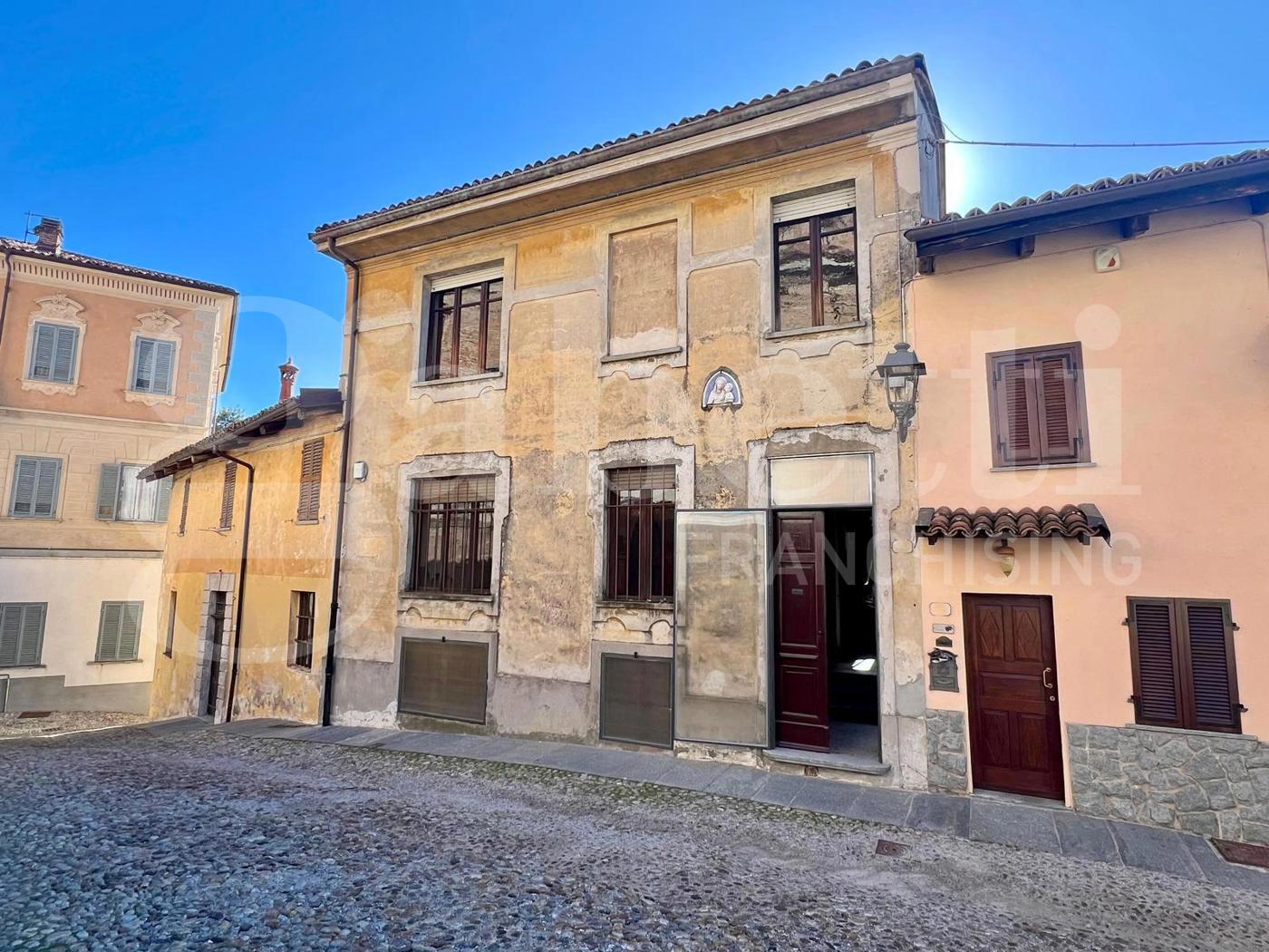 Casa indipendente da ristrutturare a La Morra