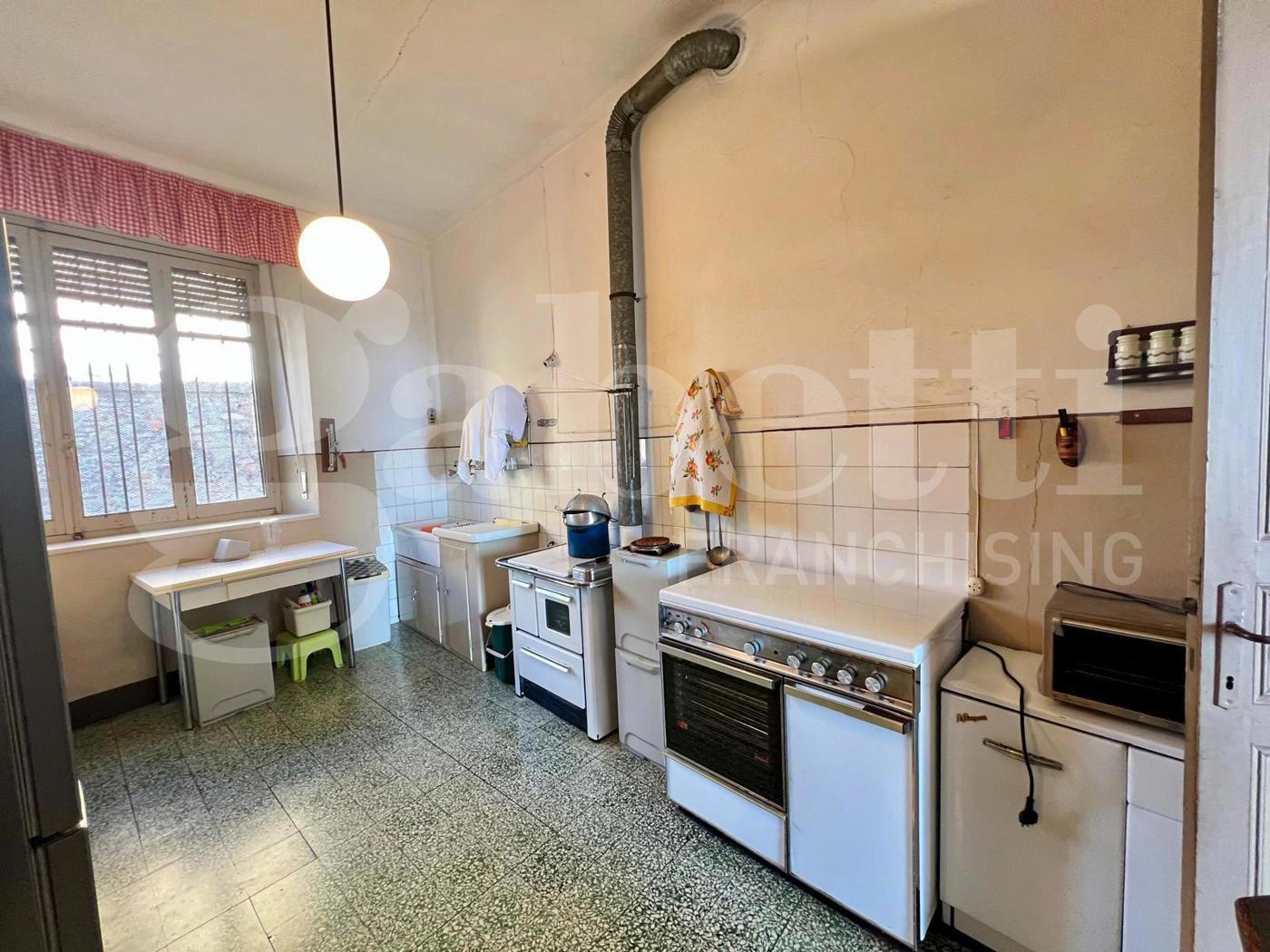 Casa indipendente da ristrutturare a La Morra