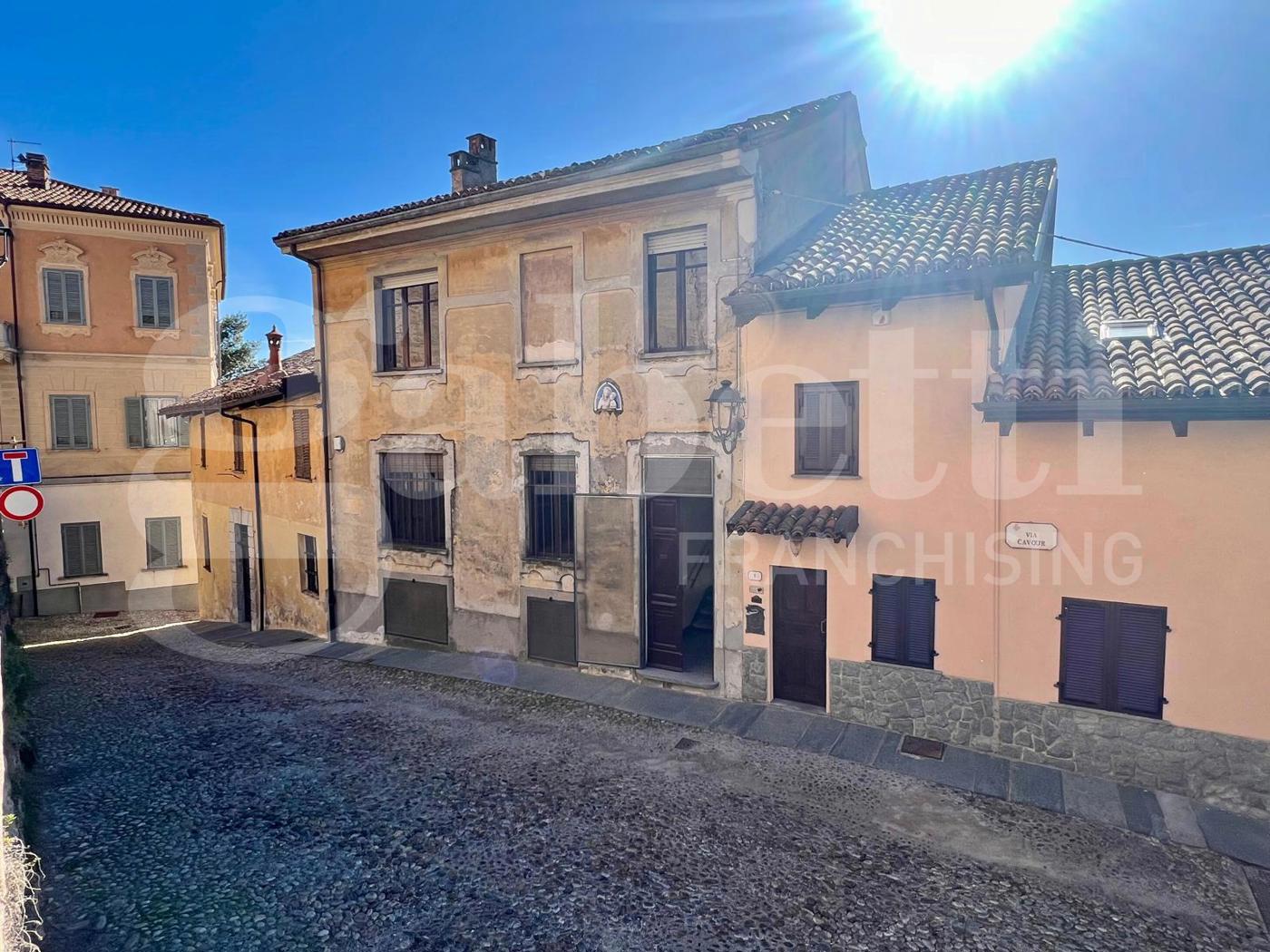 Casa indipendente da ristrutturare a La Morra