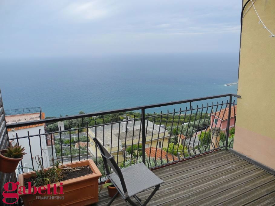 Villa con giardino a Cipressa