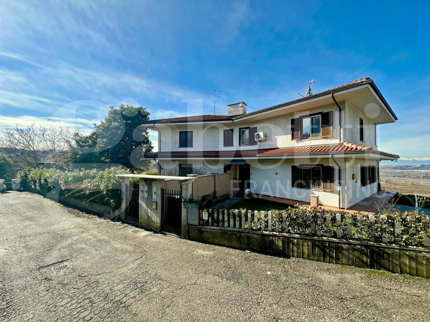 Casa indipendente con giardino a Verduno