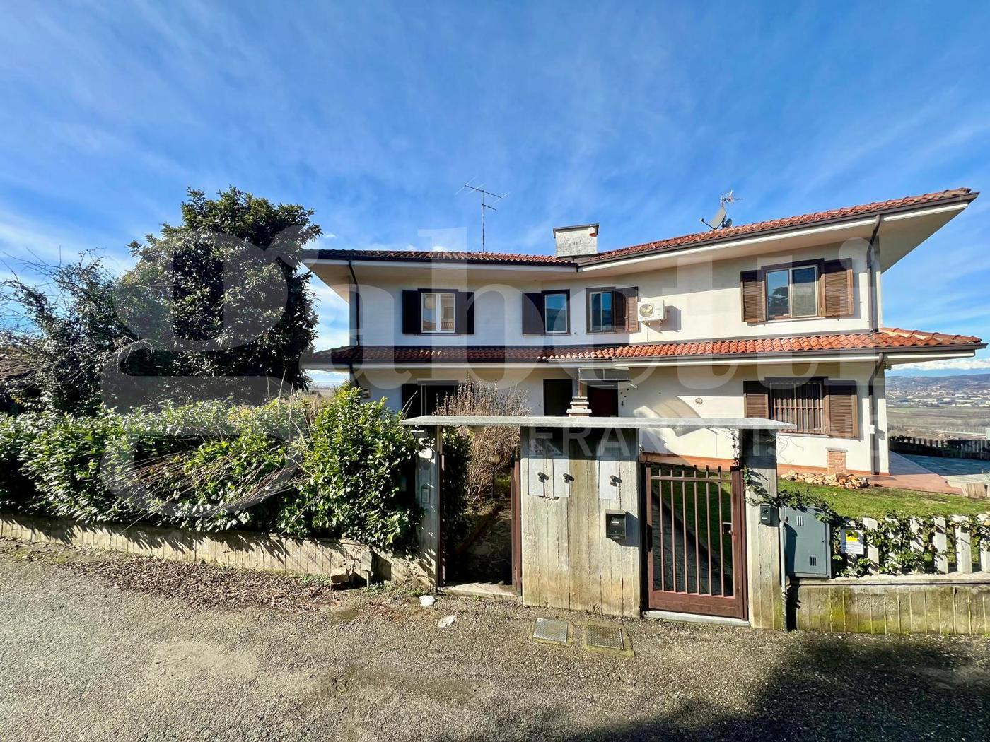 Casa indipendente con giardino a Verduno