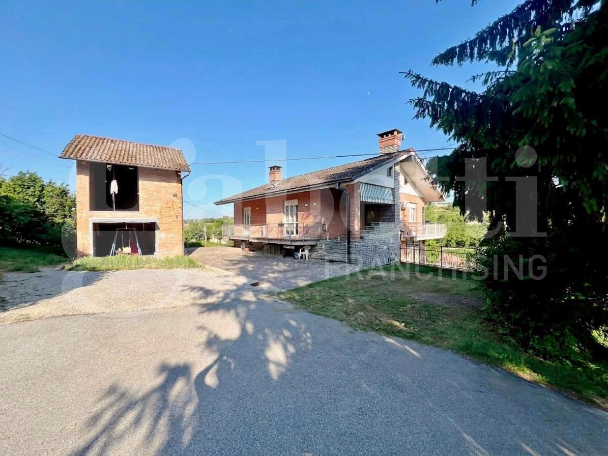 Casa indipendente con giardino a La Morra