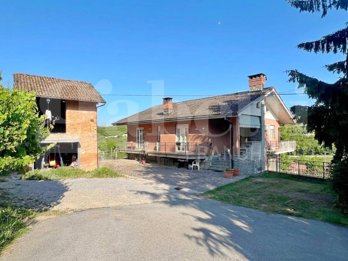 Casa indipendente con giardino a La Morra