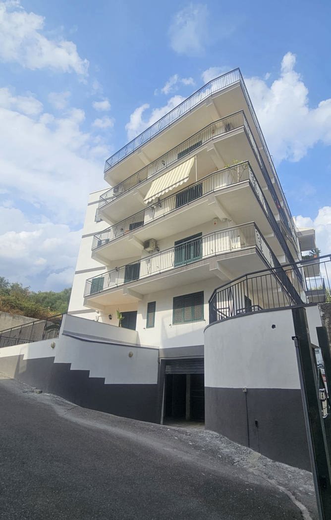 Quadrilocale in vendita a Santa Teresa di Riva