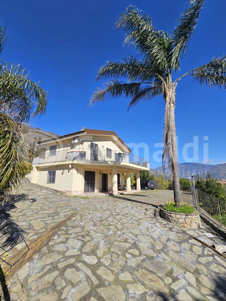 Villa con giardino a Francavilla di Sicilia