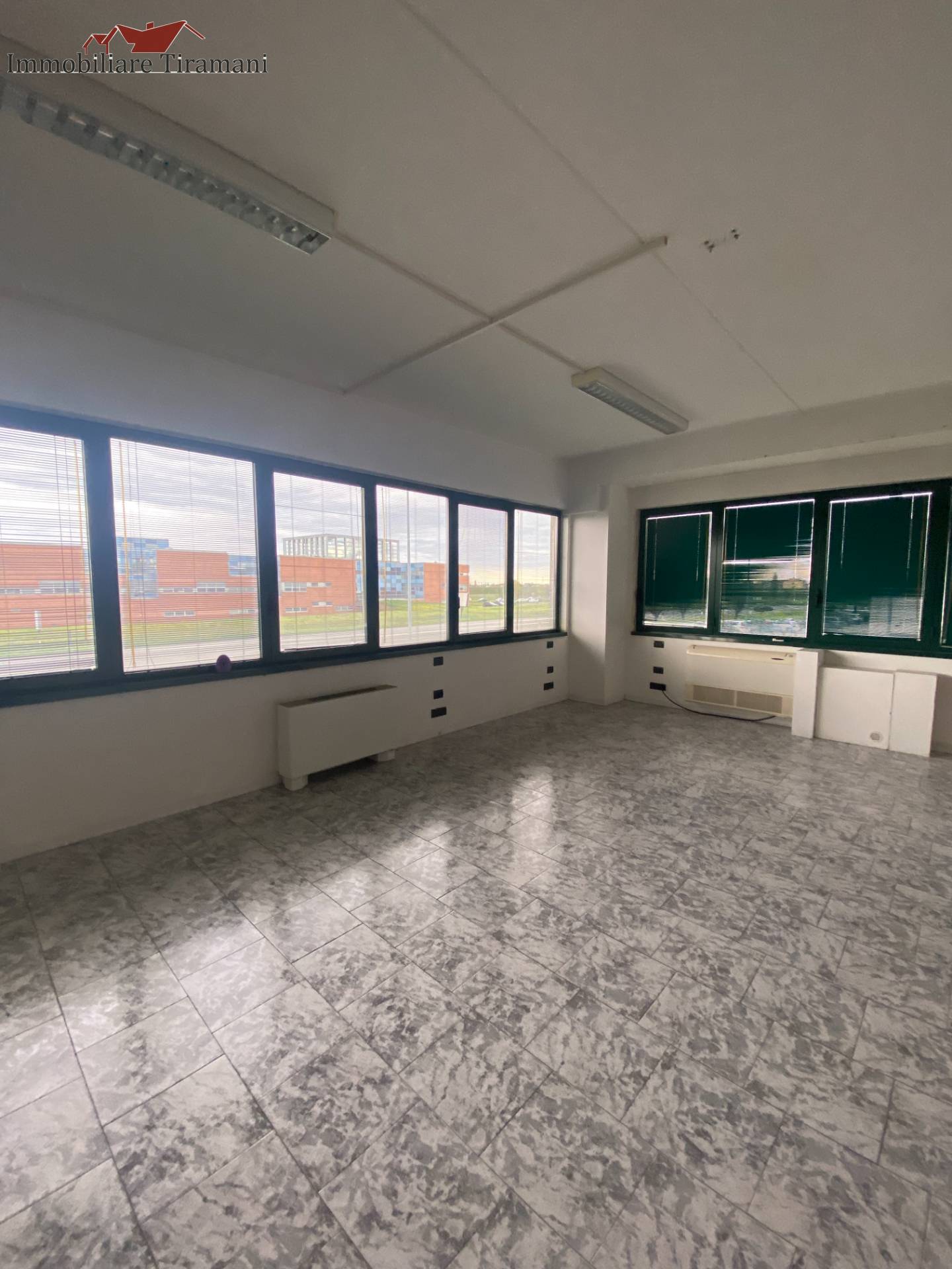 Ufficio in affitto a Cadeo, Roveleto