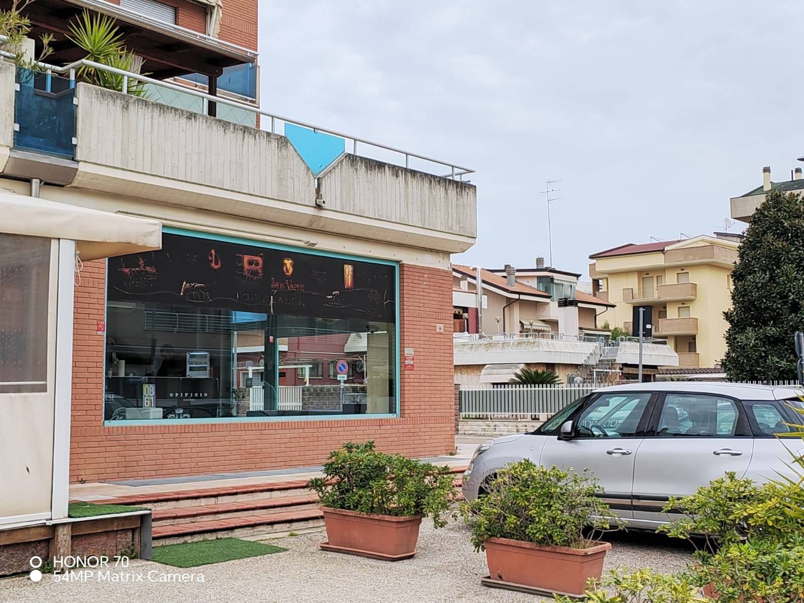 Locale commerciale in vendita a Alba Adriatica, a100 mt dal mare max