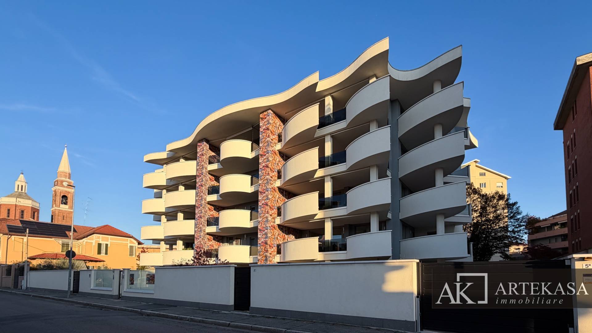 OLTRE 5 LOCALI in vendita a Novara, 2 - Porta Mortara