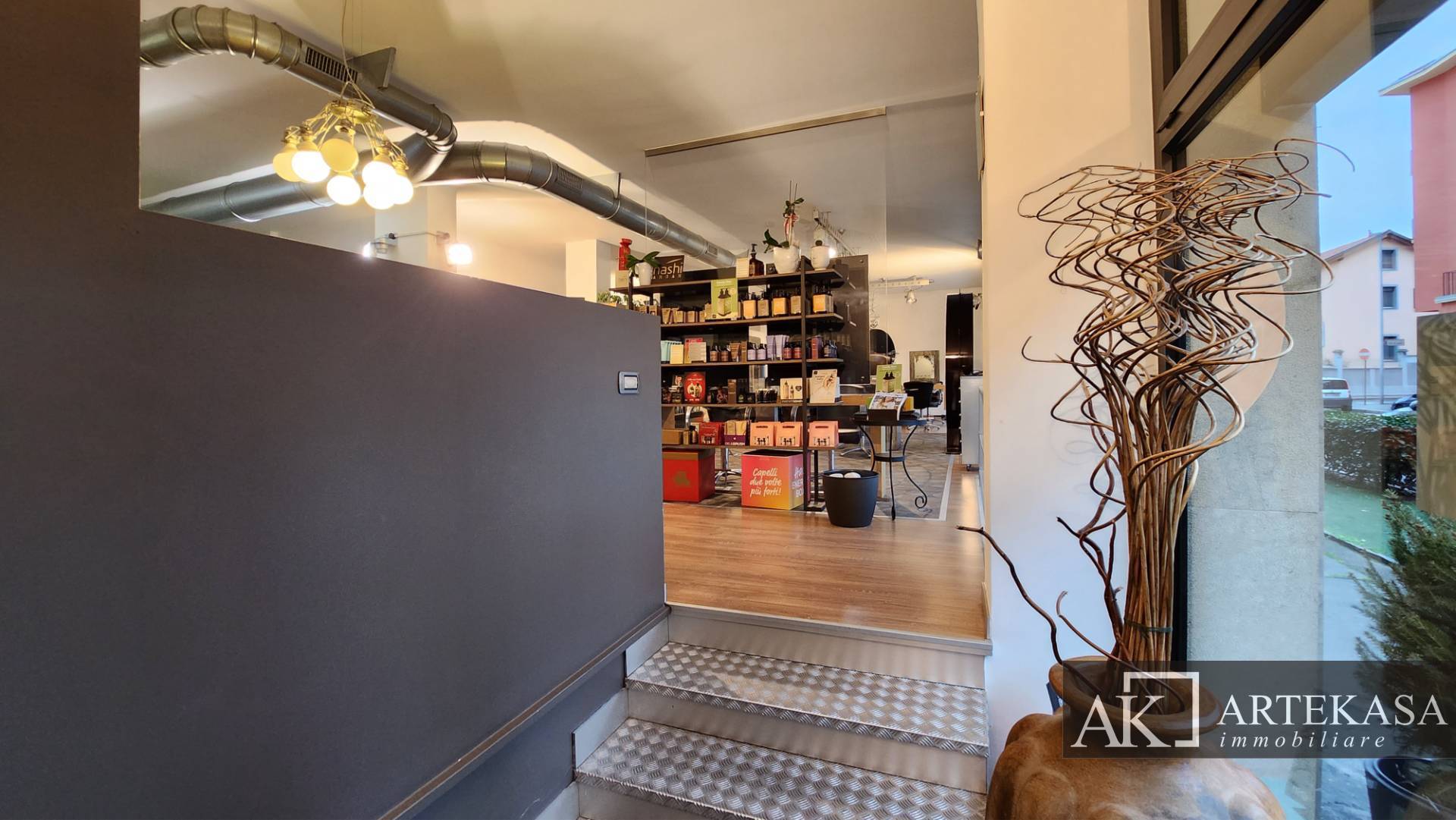 Negozio in vendita a Novara, 2 - Porta Mortara